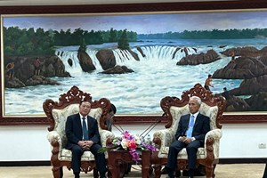 ສະຫາຍ ຄໍາພັນ ເຜີຍຍະວົງ ຕ້ອນຮັບຄະນະຜູ້ແທນຫວຽດນາມ