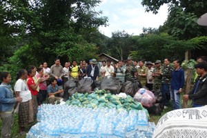 ເຈົ້າແຂວງຫຼວງນໍ້າທາ ມອບເຄື່ອງຊ່ວຍເຫຼືອໃຫ້ຜູ້ປະສົບໄພນໍ້າຖ້ວມ ຢູ່ເມືອງນາແລ