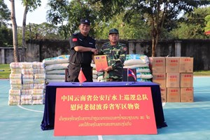 ກອງບັນຊາການຕຳຫຼວດນ້ຳ ແຂວງຢຸນນານ ມອບເຄື່ອງໃຫ້ກອງບັນຊາການທະຫານແຂວງບໍ່ແກ້ວ.