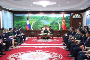 ທ່ານ ພົນເອກ ຈັນສະໝອນ ຈັນຍາລາດ ຕ້ອນຮັບຄະນະຜູ້ແທນເຈົ້າໜ້າທີ່ອາວຸໂສປ້ອງກັນປະເທດອາຊຽນ ແລະ ອາຊຽນ-ບວກ