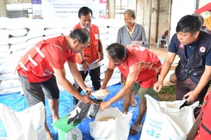 ຜູ້ປະສົບໄພນໍ້າຖ້ວມແຂວງຫຼວງນໍ້າທາໄດ້ຮັບເຂົ້າສານ 100 ກວ່າໂຕນ