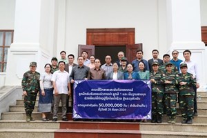 ມອບເຄື່ອງຊ່ວຍເຫຼືອຜູ້ປະສົບໄພນ້ຳຖ້ວມຢູ່ເມືອງຊຳເໜືອ