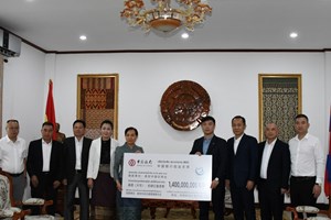 ສະພາການຄ້າຈີນ ມອບເງິນຊ່ວຍເຫຼືອຜູ້ປະສົບໄພນໍ້າຖ້ວມ