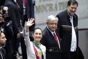 ປະທານາທິບໍດີຍິງຄົນທຳອິດ ຂອງ ເມັກຊິກ ເຂົ້າພິທີສາບານຕົວດຳລົງຕຳແໜ່ງ