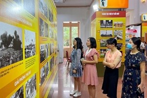 ງານວາງສະແດງປຶ້ມສະເຫຼີມສະຫຼອງ 70 ປີ ວັນປົດປ່ອຍນະຄອນຫຼວງຮ່າໂນ້ຍ