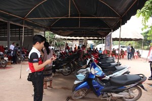 ບໍລິສັດ ນີວຈິບເຊັງ ຮ່ວມກັບ ຕົວແທນຈໍາໜ່າຍລົດຈັກຮອນດ້າ ຫຼວງນໍ້າທາ ເຊັກສະພາບລົດຈັກໃຫ້ປະຊາຊົນ ພາຍຫຼັງທີ່ຖືກນໍ້າຖ້ວມ