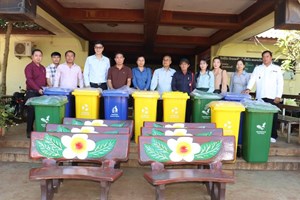 ຖວທ ແຂວງຈໍາປາສັກ ມອບອຸປະກອນ ຮັກຄວາມສະອາດ ໃຫ້ສະຖານີລົດເມຫຼັກ 8 ໃຕ້