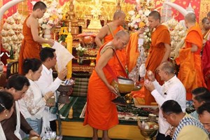 ຮອງນາຍົກລັດຖະມົນຕີ ໃສ່ບາດບຸນປະວໍຣະນາອອກພັນສາ ທີ່ນະຄອນປາກເຊ