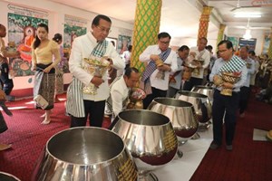 ພຸດທະສາສະນິກະຊົນຊາວແຂວງຄໍາມ່ວນຮ່ວມໃສ່ບາດໃນງານບຸນອອກພັນສາ ປະຈໍາປີ 2024