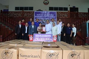 ມອບ-ຮັບ ກ່ອງຂອງຂວັນສຳລັບເດັກນ້ອຍ