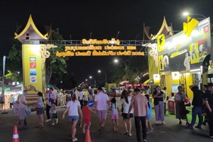 ກິດຈະກຳໃນງານບຸນອອກພັນສາປະວໍຣະນາ ແລະ ຊ່ວງເຮືອປະເພນີ ທີ່ທ່າວັດຈັນ  ມີສິນຄ້າຫຼາຍປະເພດມາວາງຂາຍ