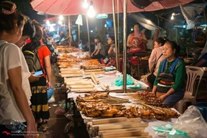 ເຂົ້າຫຼາມ-ປີ້ງໄກ່ ເອກະລັກຂອງງານບຸນປະເພນີລາວ