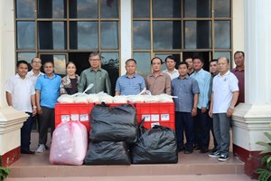 ເຈົ້າແຂວງຫຼວສງນໍ້າທາ ໄດ້ນໍາເອົາເຄື່ອງມາມອບໃຫ້ເມືອງສິງ