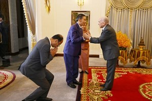 ຄະນະຜູ້ແທນຂັ້ນສູງ ສນຊ ເຂົ້າຢ້ຽມຂ່ຳນັບ ພະມະຫາກະສັດແຫ່ງຣາຊະອານາຈັກກຳປູເຈຍ