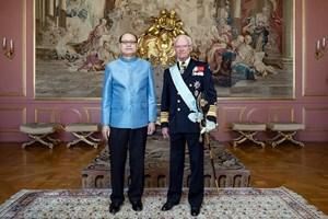 ທູດລາວ ຍື່ນສານຕາຕັ້ງຕໍ່ ສົມເດັດພະຣາຊາ ແຫ່ງ ຣາຊະອານາຈັກ ຊູແອດ