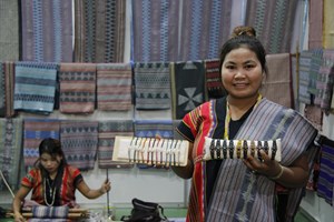 ຫັດຖະກໍາສອງເອື້ອຍນ້ອງ ບ້ານຫ້ວຍຫູນໃຕ້ ໄດ້ກາຍເປັນຕົວແທນ ຂອງຊາວບ້ານ