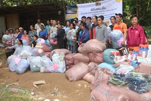 ປະຊາຊົນ ທີ່ຖືກຜົນກະທົບຈາກໄພນໍ້າຖ້ວມ ຢູ່ເມືອງຜາອຸດົມ ໄດ້ຮັບເຄື່ອງຊ່ວຍເຫຼືອ