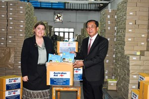 ລັດຖະບານອົສຕຣາລີມອບອຸປະກອນການຮຽນ ໃຫ້ໂຮງຮຽນປະຖົມສຶກສາ