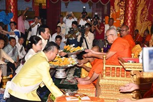 ທອດຖວາຍກະຖິນພະຣາຊະທານຂອງເຈົ້າຊີວິດໄທ ຢູ່ແຂວງຈໍາປາສັກ