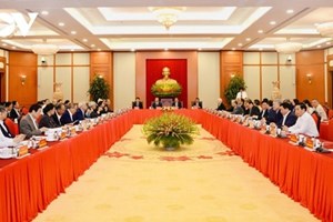 ຫວຽດນາມ ຈັດກອງປະຊຸມປະກອບຄຳເຫັນໃສ່ເອກະສານສະເໜີຕໍ່ກອງປະຊຸມໃຫຍ່ຄັ້ງທີ XIV ຂອງພັກ  ວິທະຍຸກະຈາຍສຽງຫວຽດນາມລາຍງານວ່າ: ໃນວັນທີ 6 ພະຈິກ ຜ່ານມາຢູ່ນະຄອນຫຼວງຮ່າໂນ້ຍ, ທ່ານ