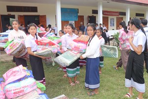 ອົງການແພຣນສາກົນປະຈໍາ ລາວ ມອບເຄື່ອງໃຫ້ປະຊາຊົນທີ່ຖືກຜົນກະທົບຈາກໄພນໍ້າຖ້ວມ.