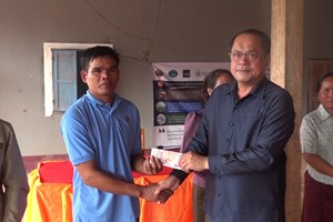 ຊາວກະສິກອນບ້ານນາແວນໄດ້ຮັບເງິນຊ່ວຍເຫຼືອຊື້ອຸປະກອນການຜະລິດກະສິກຳ