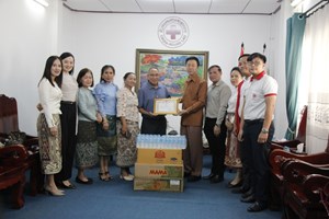 ອົງການກາແດງໄດ້ຮັບເຄື່ອງຊ່ວຍເຫຼືອຈາກພີ່ນ້ອງລາວການາດາ