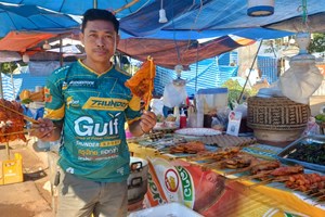 ເຂົ້າຫຼາມ-ປີ້ງໄກ່ ເອກະລັກຂອງລາວທີ່ຂາຍໃນງານບຸນພະທາດຫຼວງ