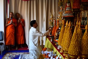 ການນໍາພັກ-ລັດຮ່ວມໃສ່ບາດໃນງານບຸນນະມັດສະການພະທາດຫຼວງ