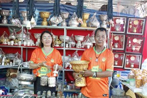 ຫັດຖະກໍາເຄື່ອງເງິນ-ທອງ ເປັນທີ່ນິຍົມຂອງຄົນລາວ