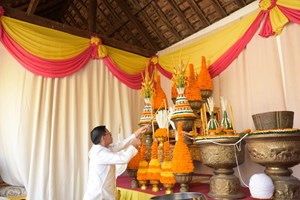 ຊາວພຸດຮ່ວມແຫ່ຜາສາດເຜິ້ງ ໃນງານບຸນພະທາດຫຼວງວຽງຈັນປະຈຳປີ 2024