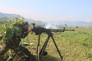 ກອງພັນນ້ອຍ 417 ກອງພົນທະຫານຮາບທີ 3 ຊ້ອມຮົບດ້ວຍການຍິງລູກປືນແທ້