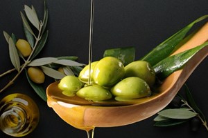 ລາຄານໍ້າມັນໝາກກອກ ຫຼຸດລົງເກືອບເຄິ່ງຫຼັງຜ່ານພົ້ນໄພແຫ້ງແລ້ງ