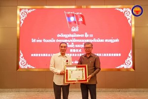 ປະດັບຫຼຽນໄຊພັດທະນາຊັ້ນ III ໃຫ້ປະທານສະພາບໍລິຫານເຂດເສດຖະກິດພິເສດສາມຫຼ່ຽມຄຳ