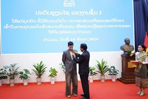 ປະດັບຫຼຽນໄຊແຮງງານຊັ້ນ I ໃຫ້ ທ່ານ ພາຄິນ ຄໍາວິໄລສັກ ປະກອບສ່ວນປຸກລະດົມ ທຶນຊ່ວຍເຫຼືອອຸປະກອນການແພດໃຫ້ໂຮງໝໍແຂວງຄໍາມ່ວນ