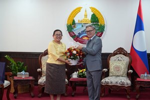 ທ່ານ ທອງສະຫວັນ ພົມວິຫານ ຕ້ອນຮັບ ບັນດາທູດປະເທດ ເພື່ອນມິດ