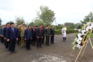 ການນຳພັກ - ລັດ ແຂວງຄໍາມ່ວນ ວາງພວງມະລາ ແລະ ກະຕ່າດອກໄມ້ ໂອກາດວັນຊາດທີ 2 ທັນວາ ແລະ ວັນເກີດປະທານ ໄກສອນ ພົມວິຫານ