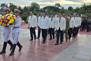 ການນຳແຂວງສະຫວັນນະເຂດເຂົ້າວາງກະຕ່າດອກໄມ້ ນື່ອງໃນວັນເກີດປະທານໄກສອນ ພົມວິຫານ ຄົບຮອບ 104 ປີ