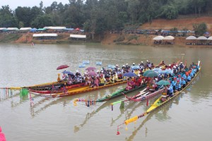 ບ້ານ ນາງົວ ສາມາດຄອງແຊມ ໃນງານແຂ່ງຂັນຊ່ວງເຮືອ ປະຈຳປີຂອງເມືອງເງິນ