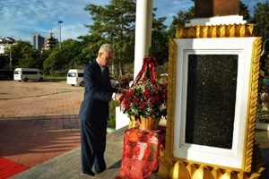 ການນຳນະຄອນຫຼວງວຽງຈັນ ວາງກະຕ່າດອກໄມ້ຕໍ່ໜ້າຮູບປັ້ນຫຼໍ່ ປະທານ ໄກສອນ ພົມວິຫານ