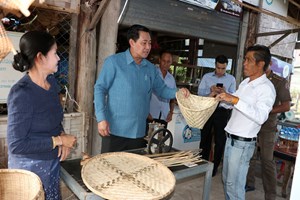 ເຈົ້າແຂວງຈຳປາສັກ ລົງຊຸກຍູ້ສະຫະກອນຜະລິດຫັັດຖະກຳຈັກສານໄມ້ປ່ອງ ໂພນສະອາດ