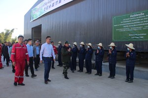 ເຈົ້າແຂວງໄຊສົມບູນ ລົງຊຸກຍູ້ໂຮງງານແປຮູບຜະລິດຕະພັນໄມ້ປ່ອງ