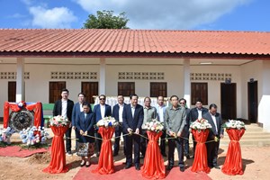 ທ່ານນາຍົກລັດຖະມົນຕີ ເຂົ້າຮ່ວມພິທີມອບ-ຮັບໂຄງການກໍ່ສ້າງໂຮຽຮຽນ ຢູ່ແຂວງຜົ້ງສາລີ