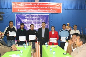 ມອບເຄື່ອງຊ່ວຍເຫຼືອຜູ້ປະສົບໄພນໍ້າຖ້ວມເຮືອນເສຍຫາຍໝົດຫຼັງຢູ່ເມືອງຫຼວງນໍ້າທາ