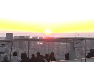 ຊາວຍີ່ປຸ່ນ ພາກັນໄປເບິ່ງແສງສະຫວ່າງທຳອິດຂອງປີ ເທິງຫໍຄອຍໂຕກຽວ