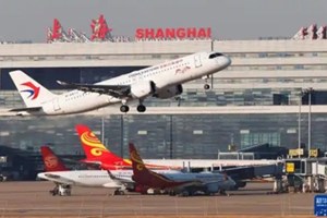 ເຮືອບິນໂດຍສານ C919 ທີ່ຜະລິດໂດຍຈີນເລີ່ມໃຫ້ບໍລິການດ້ານການຄ້າ