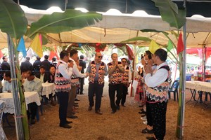 ຮອງປະທານກຳມາທິການບັນດາເຜົ່າສະພາແຫ່ງຊາດ ຮ່ວມບູນນໍເປເຈົ່າທີນະຄອນ ຫຼວງພະບາງ.