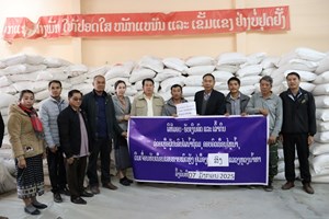 ມອບ-ຮັບເຂົ້າສານຊ່ວຍເຫຼືອຈາກຄັງແຮອາຊຽນບວກ 3 ໃຫ້ຜູ້ປະສົບໄພນໍ້າຖ້ວມ ຢູ່ເມືອງສິງ