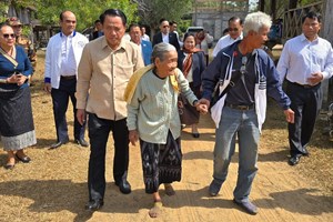 ເຈົ້າແຂວງສະຫວັນນະເຂດຢ້ຽມຢາມນັກຮົບແຂ່ງຂັນແຫ່ງຊາດ