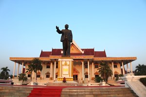 ວາງກະຕ່າດອກໄມ້ໃນໂອກາດວັນສ້າງຕັ້ງອົງການໄອຍະການປະຊາຊົນຄົບຮອບ 35 ປີ